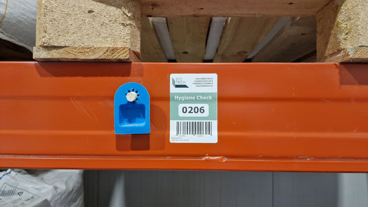 Blaue Halterung von Exosex Pheromonfallen im Bio-Lager von Genusskoarl