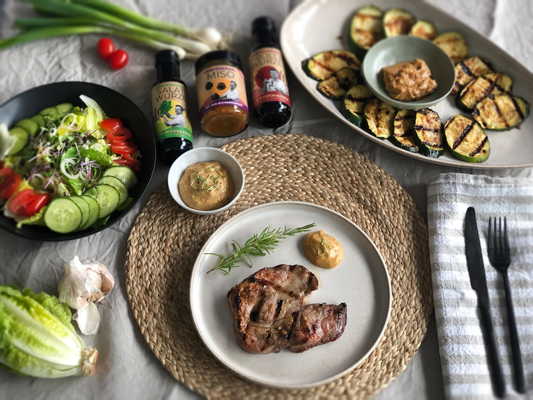 Grillrezept: Saftiges Kotelett mit Miso Zucchini