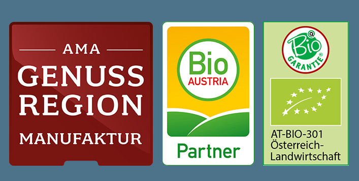 Logos von Bio Austria, AMA Genussregionen und der Bio-AT Prüfstelle, die für Qualität und Nachhaltigkeit von Genusskoarl stehen