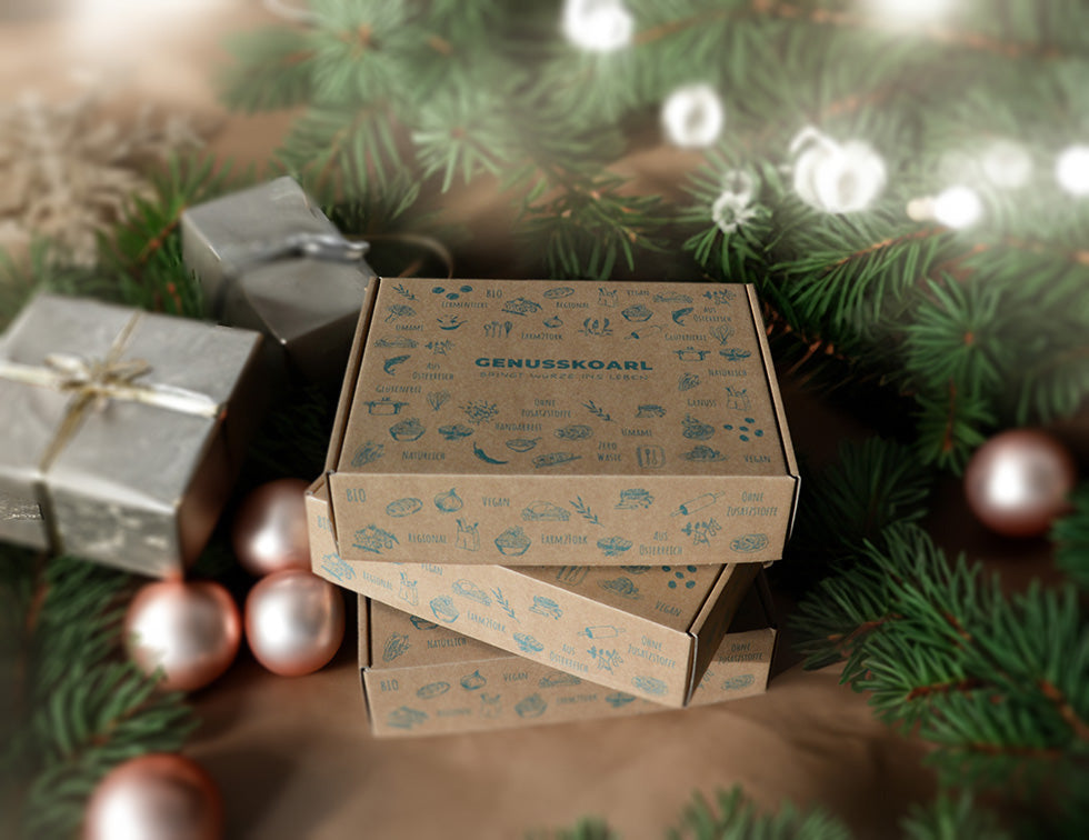 Geschenkboxen unter Christbaum