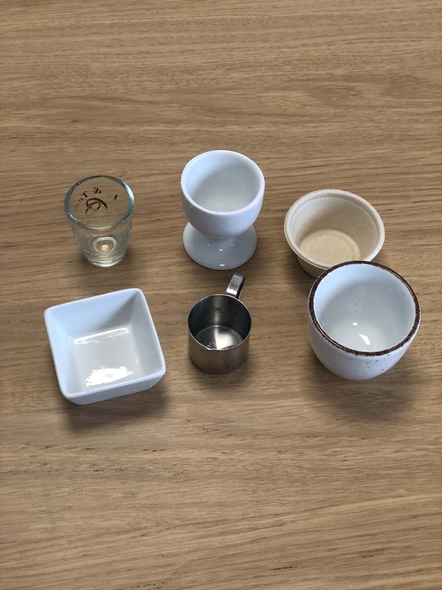 Verschiedene kleine Gefäße, die sich für Verkostungen eignen