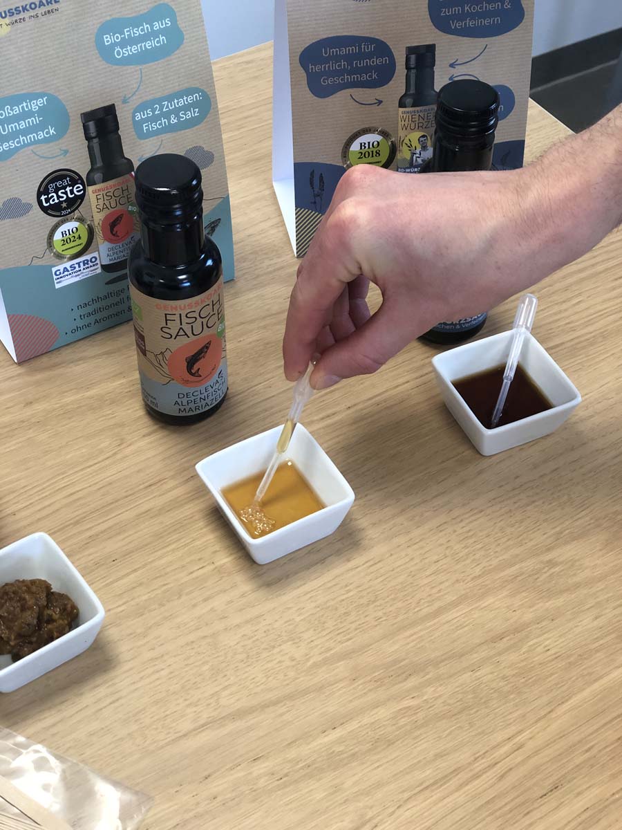 Set für Stille Verkostungen: Kostprobe der Bio-Fischsauce wird mittels Pipette aufgenommen.