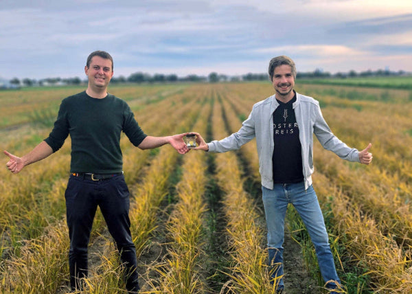 Karl Severin Traugott (Genusskoarl) und Gregor Neumeyer (ÖsterReis) im Reisfeld Gerasdorf