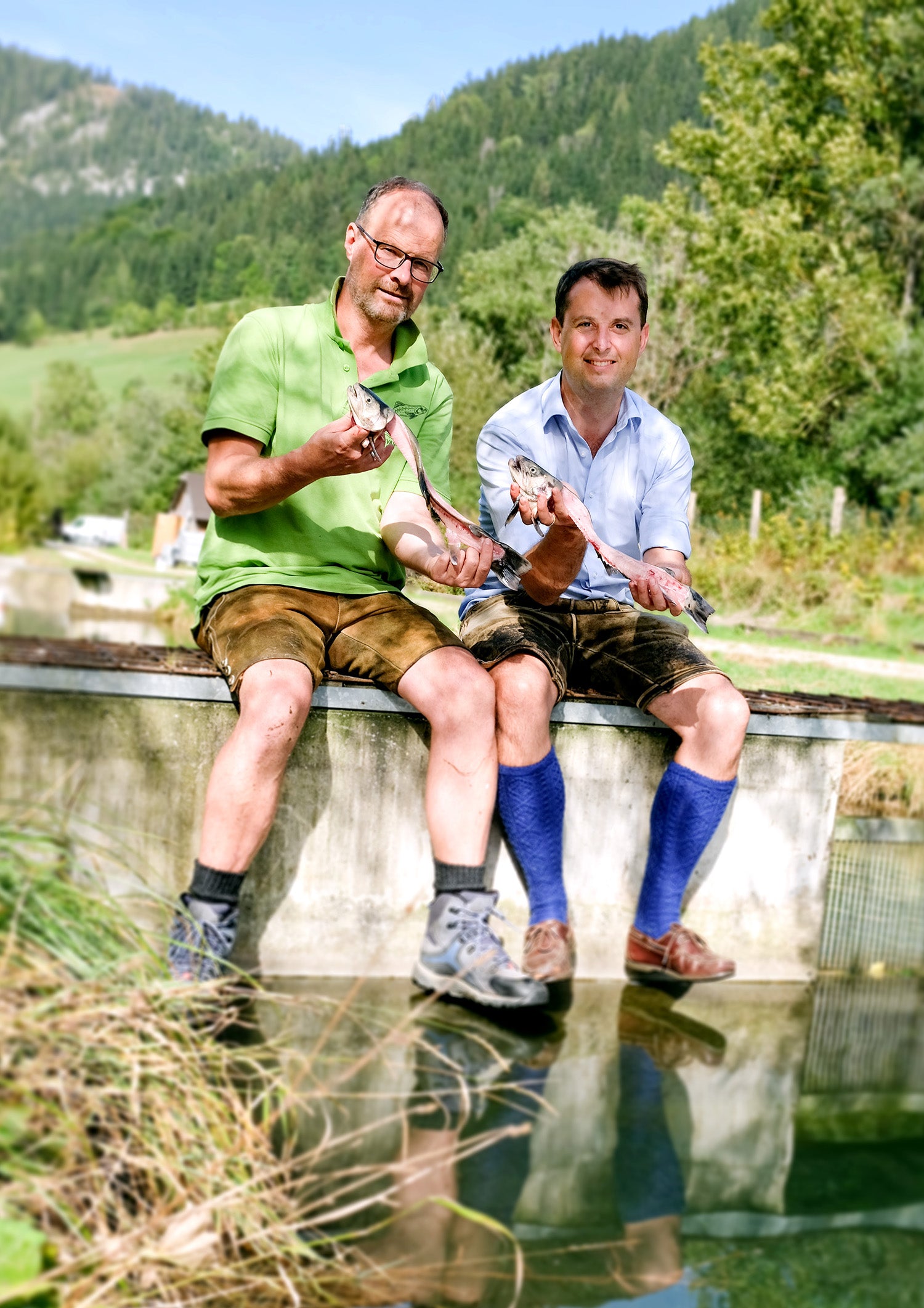 Karl Severin Traugott und Klaus Decleva mit Fischkarkassen vor der Fischsaucenproduktion