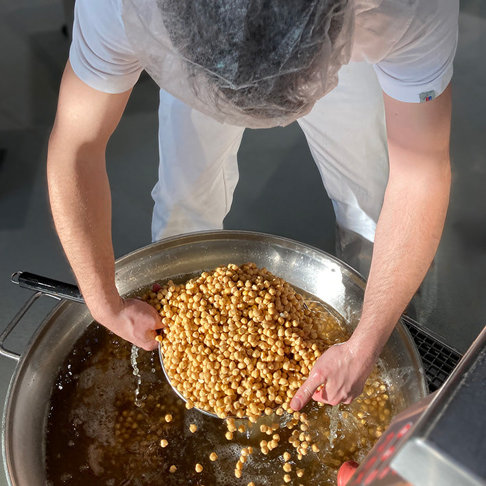 eingeweichte Kichererbsen werden für die Miso-Produktion abgeschöpft