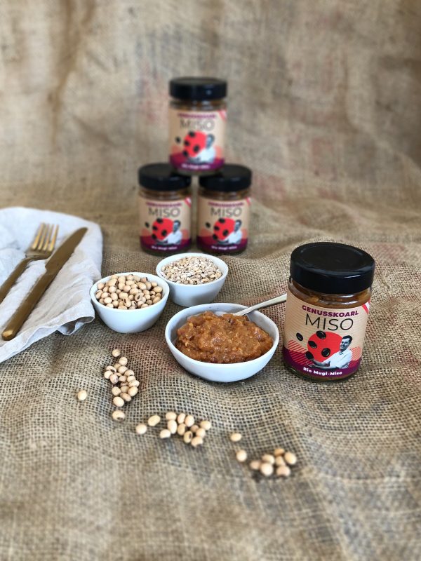 Glas Genusskoarl Mugi‑Miso (Gersten‑Miso) – cremige, goldbraune Paste, biologisch & regional produziert.