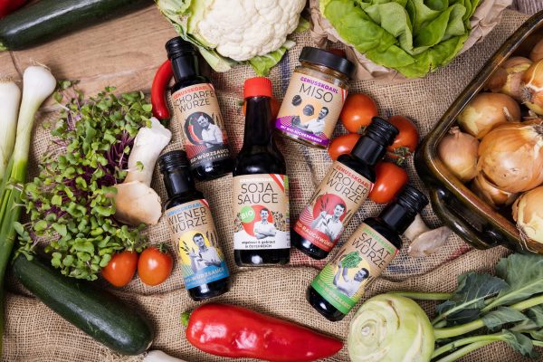 Genusskoarl Sortiment: Bio-Sojasauce, Miso-Gläser und TirolerWürze, vielfältige Bio-Produkte aus Österreich.