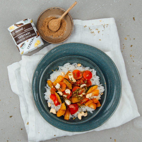 Bunte Gemüsepfanne mit Teriyaki-Sauce: knackiger Brokkoli, rote Paprika, Chilis und Frühlingszwiebeln in Glas mit Genusskoarl Branding. Würzig, vegetarisch und farbenfroh.