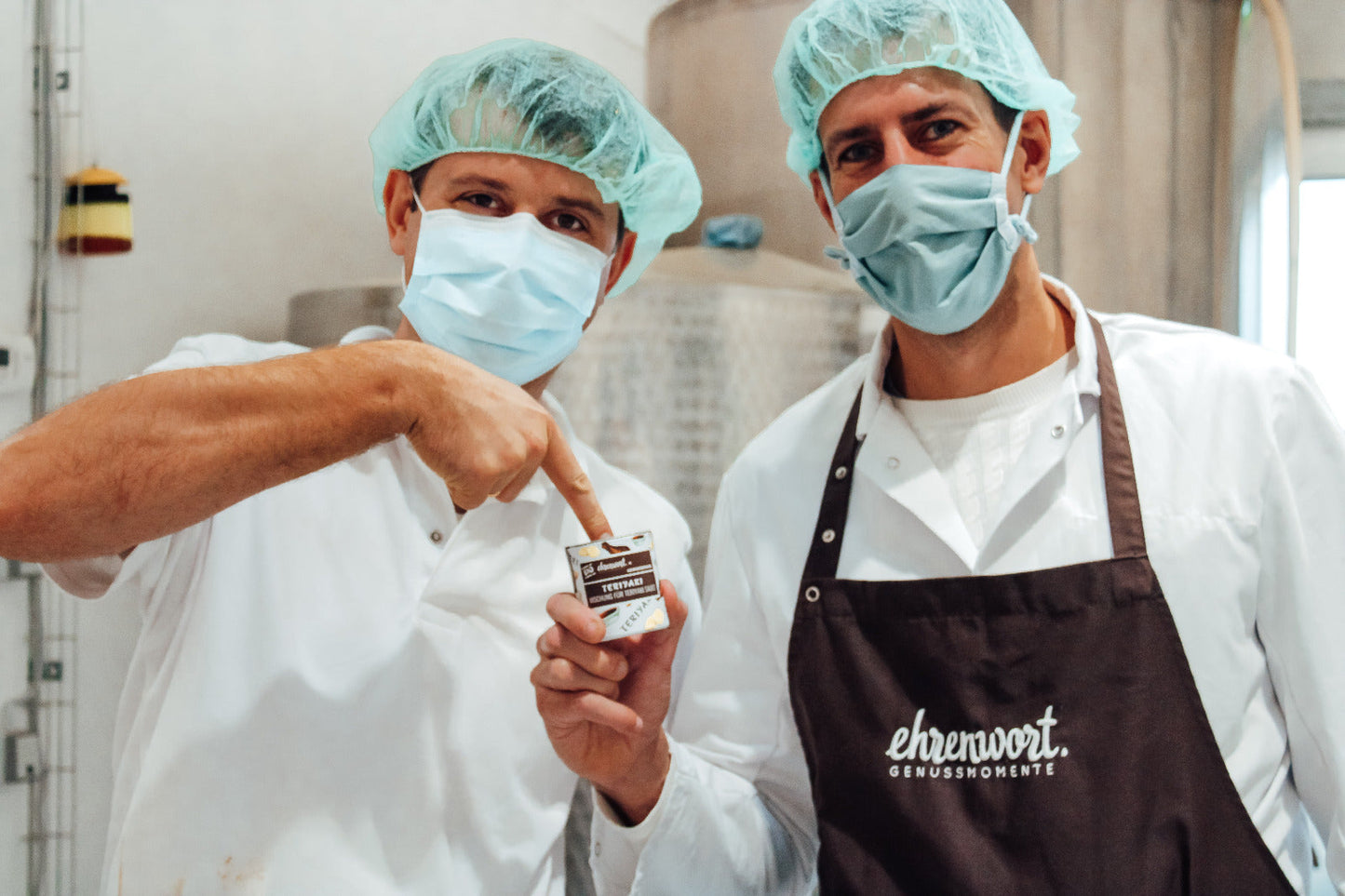 Thomas Gigl (Ehrenwort) und Karl Severin Traugott (Genusskoarl) präsentieren die Teriyaki-Mischung