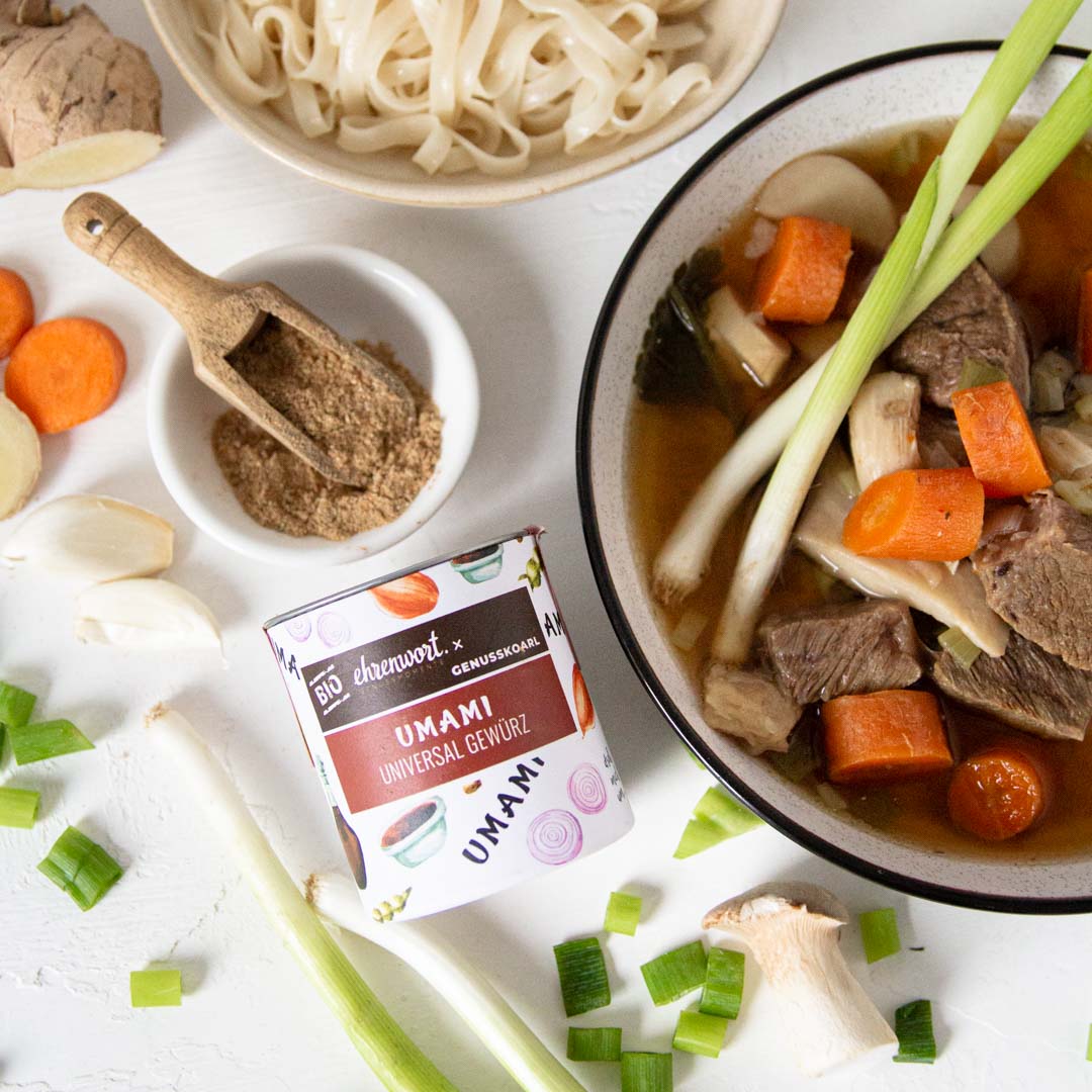 Warmer Umami-Eintopf mit Gemüse und Gewürzen, angerichtet als herzhafte Mahlzeit aus hochwertigen, Bio-Zutaten.