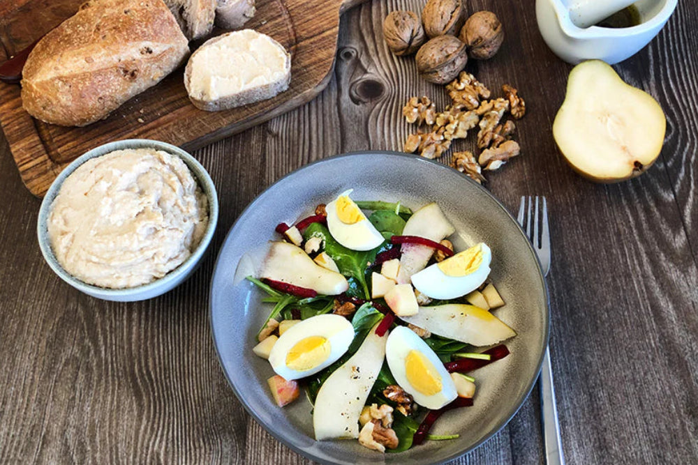 Wintersalat mit schoarfem Bohnenaufstrich
