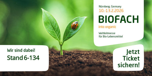 BIOFACH 2026 Banner mit Keimling und Marienkäfer: Nürnberg, 10.–13.2.2026, „BIOFACH – Weltleitmesse für Bio-Lebensmittel“, „Growing Tomorrow“ und Hinweis „Wir sind dabei!“.