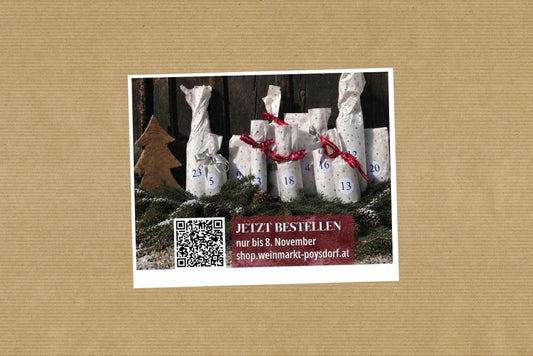 Päckchen des Weinviertler Adventkalenders  arrangiert auf Tannenzweigen
