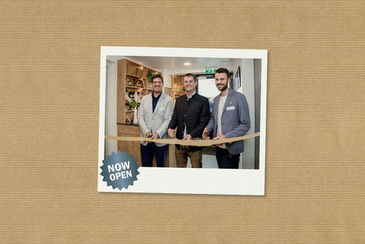 Karl Severin Traugott (Genusskoarl), Dominic Litzka (Stadtgemeinde Wolkersdorf) und Phillip Reisinger (BIO AUSTRIA NÖ) eröffnen den neuen Werksverkauf in Wolksdorf 