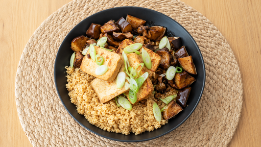 Tofu-Bowl mit Mirin-Teriyaki-Gemüse auf einem Teller angerichtet