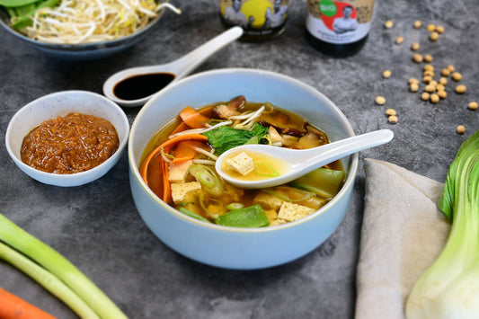 Suppenschüssel mit Miso-Suppe hergestellt mit Bio-Miso von Genusskoarl aus Österreich