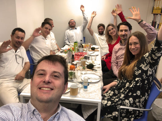 Das team von genusskoarl sitzt am tisch bei dem Weihnachtsfrühstück 2024