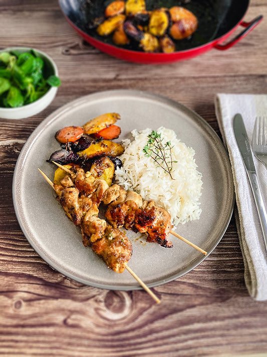 Marinierte Hühnerspieße mit Miso-Karotten