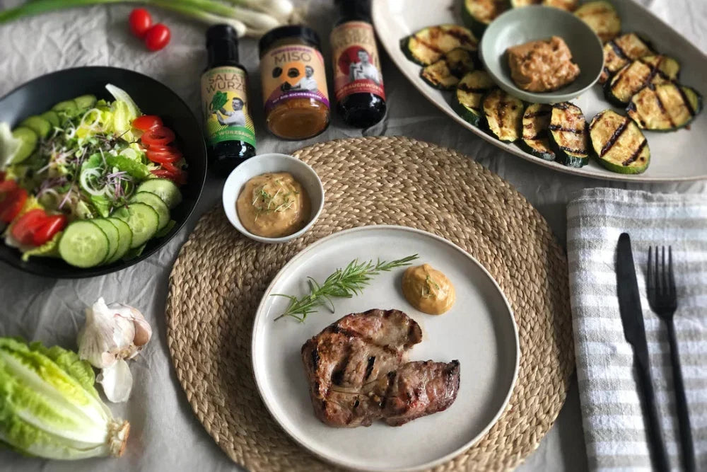 Grillrezept: Saftiges Kotelett mit Miso Zucchini