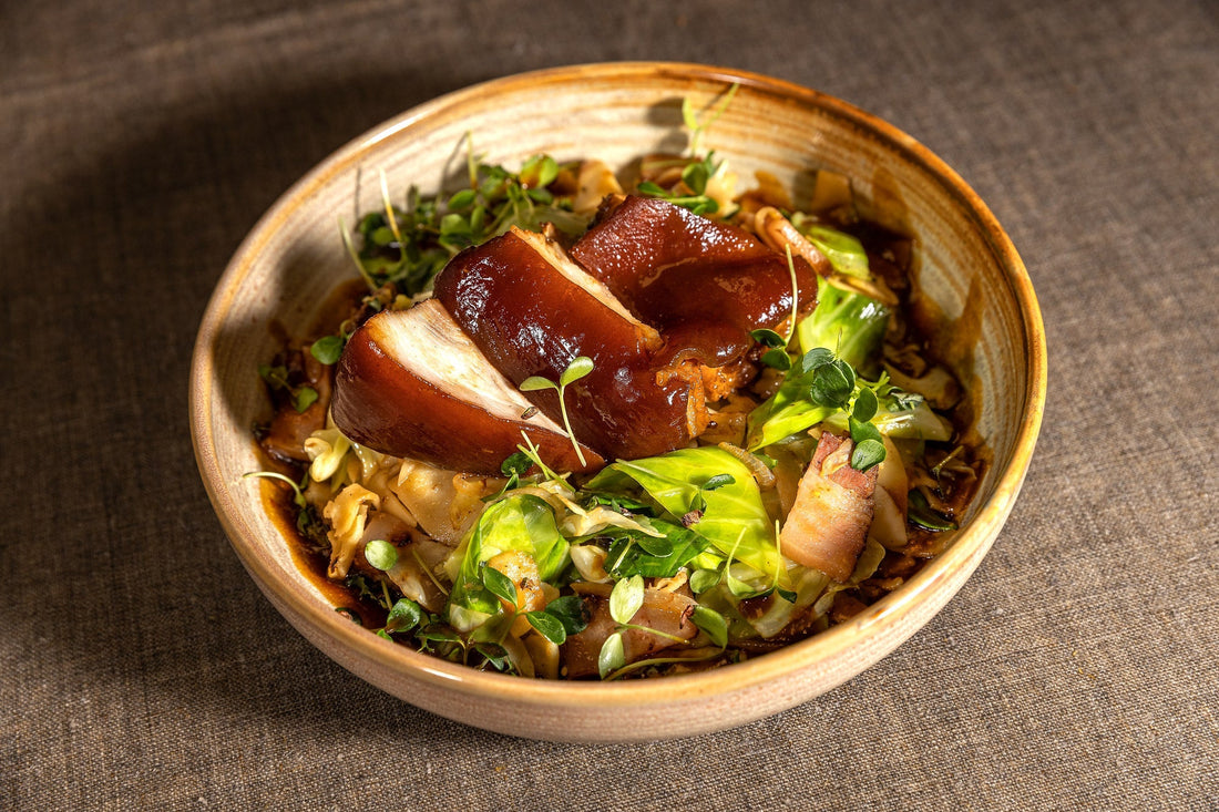 Stelze in WienerWürze gekocht mit Kraut Speckfleckerl