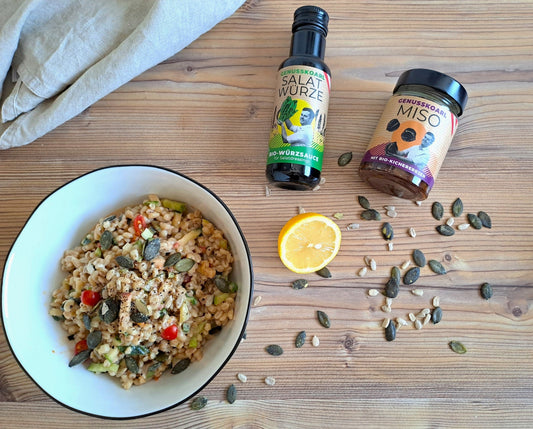 Sommerlicher Bio-Getreidesalat mit Dressing aus SalatWürze und Kichererbsen Miso