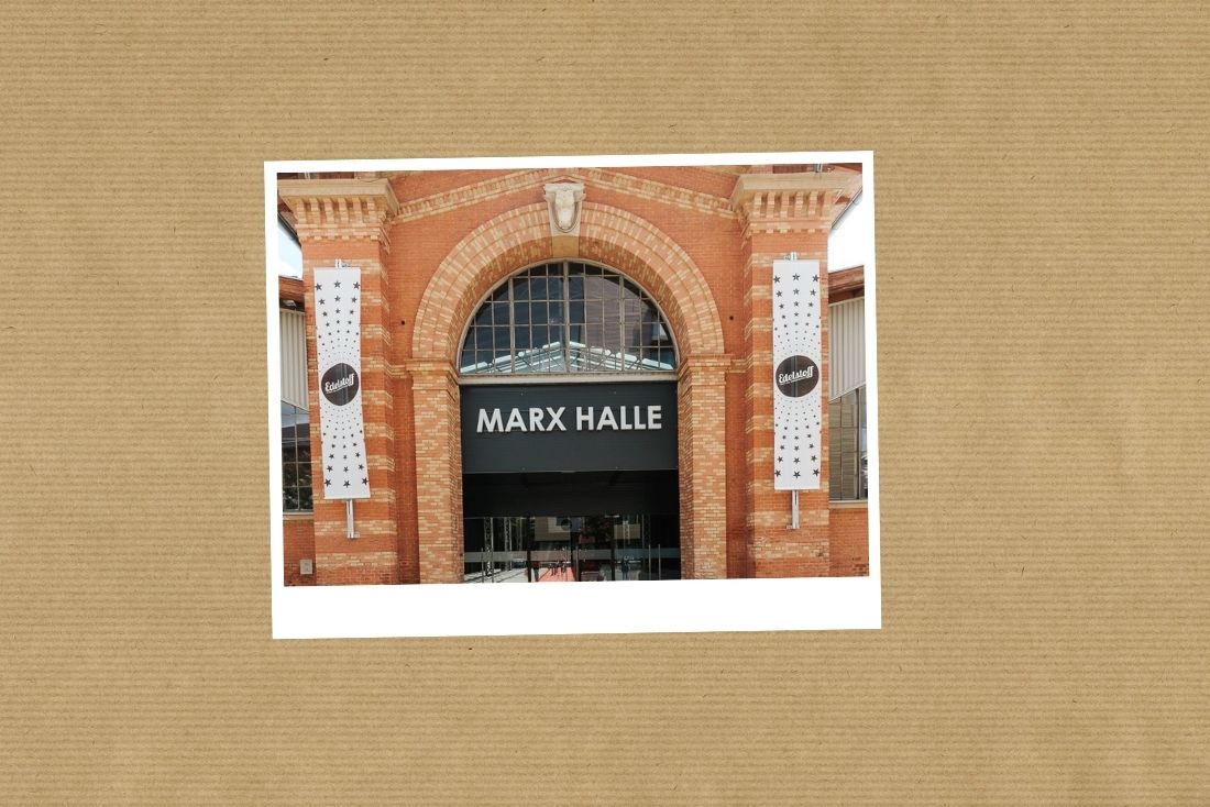 Eingang der MARX HALLE in Wien mit Edelstoff-Bannern
