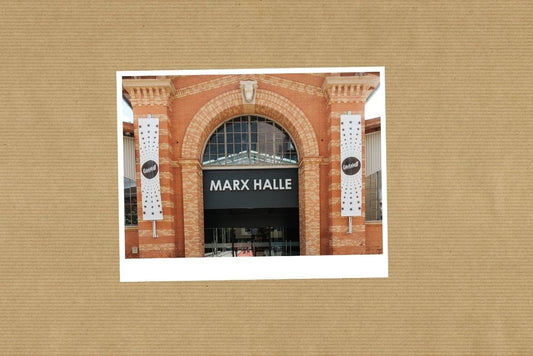 Eingang der MARX HALLE in Wien mit Edelstoff-Bannern