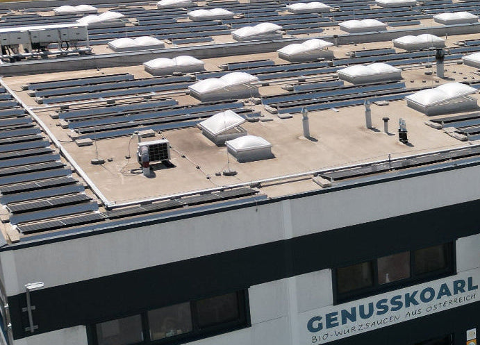 Photovoltaik-Anlage am Dach des Produktionsgebäudes von Genusskoarl