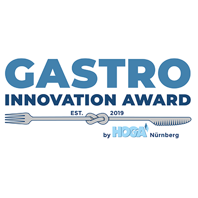Logo des Gastro Innovation Award 2025, gestaltet mit blauen Buchstaben, einer stilisierten Gabel und einem Messer, die durch einen Knoten verbunden sind, sowie dem Hinweis 'by HOGA Nürnberg'.