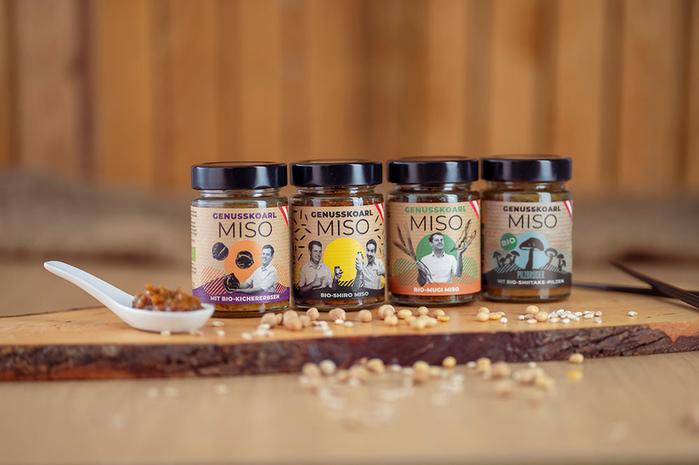 Genusskoarl Bio Miso Sortiment auf Holzbrett präsentiert