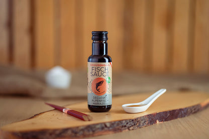 Würzsauce Genusskoarl Bio-Fischsauce in einer 100 ml Flasche auf Holzbrett