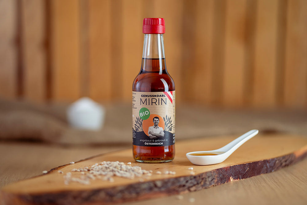 Genusskoarl Bio Mirin in 250 ml Flasche auf Holzbrett präsentiert