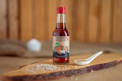 Genusskoarl Bio Mirin in 250 ml Flasche auf Holzbrett präsentiert