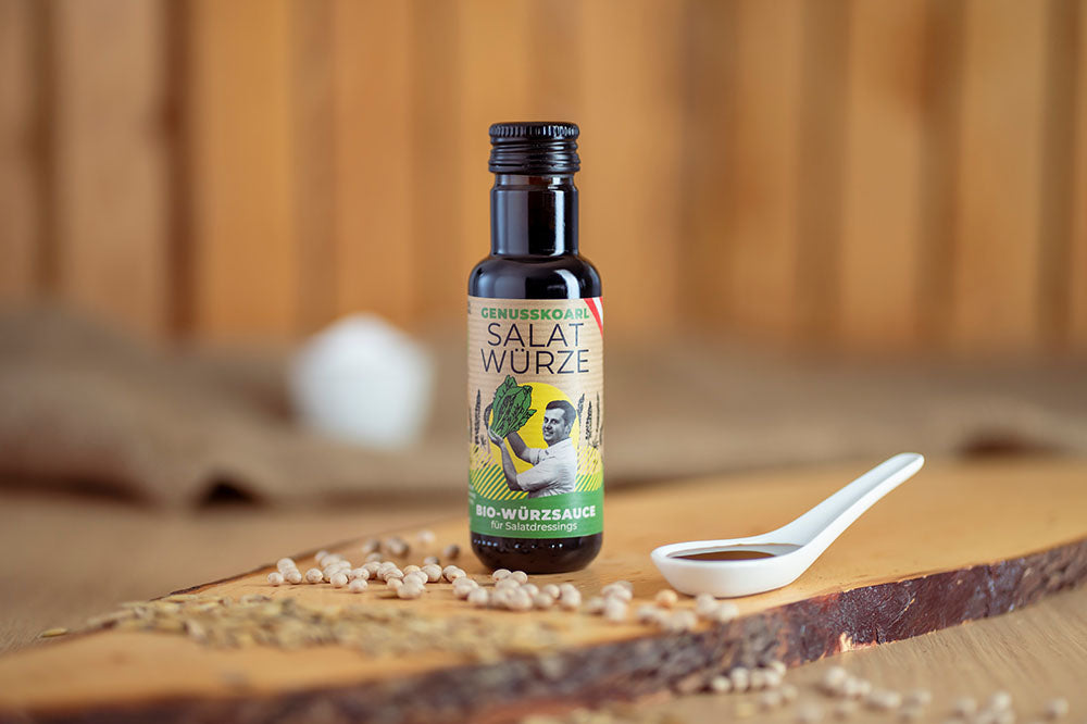 Würzsauce Genusskoarl Bio-SalatWuerze in einer 100 ml Flasche auf Holzbrett
