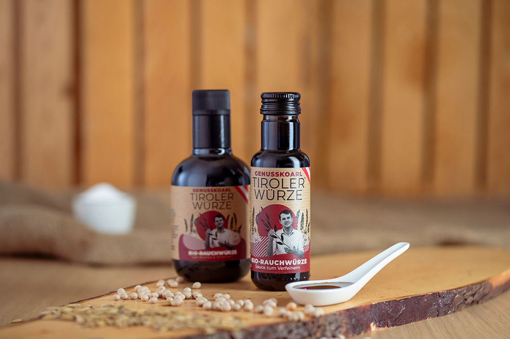 Würzsauce Genusskoarl Bio-TirolerWuerze in 100 ml und 250 ml Flasche auf Holzbrett