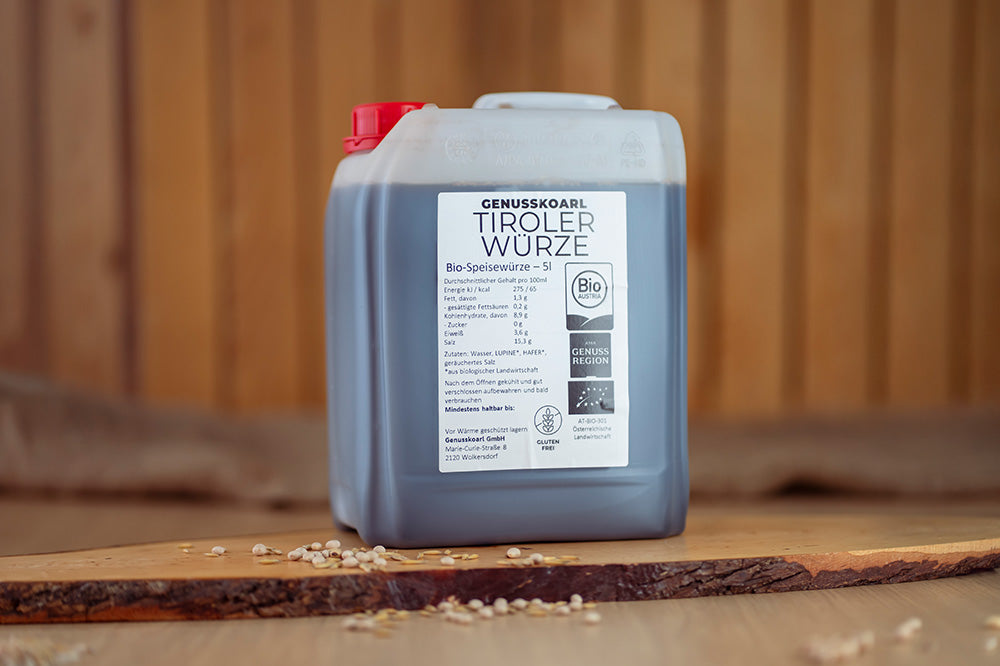 Würzsauce Genusskoarl Bio-TirolerWuerze in 5 Liter Kanister auf Holzbrett