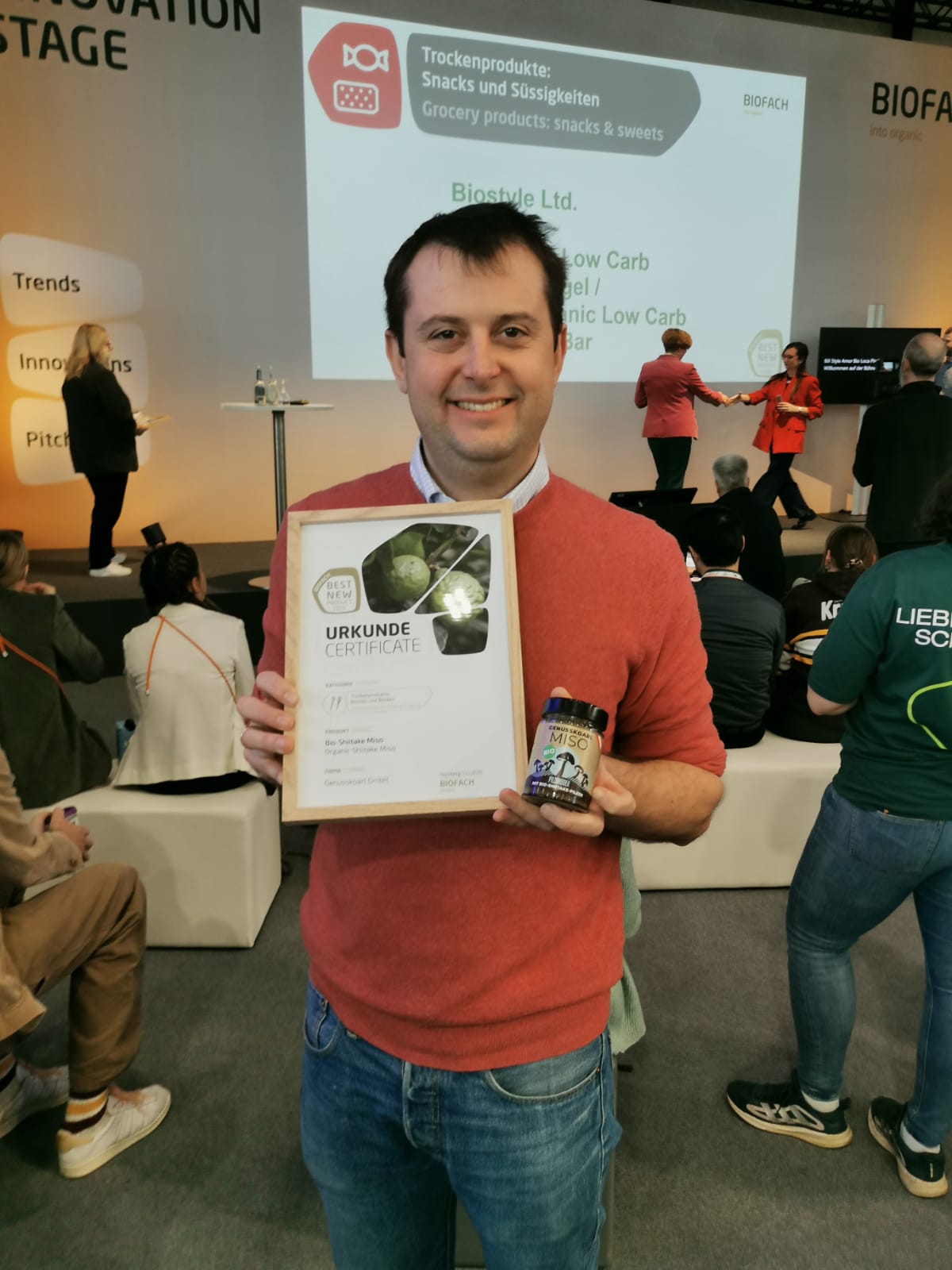 Karl Severin Traugott präsentiert die Urkunde des "Best New Product" der BIOFACH 2026 - das Genusskoarl Bio-Shiitake Miso