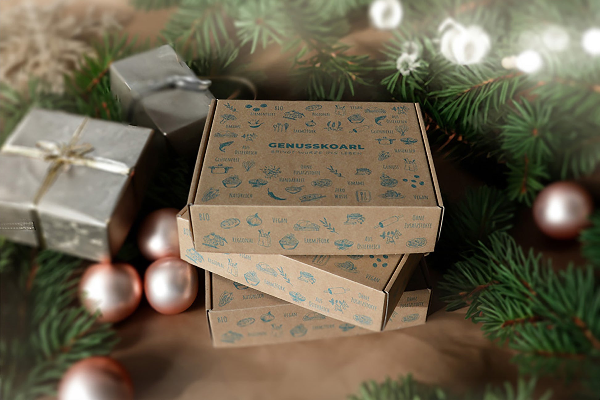 Geschenkboxen von Genusskoarl unter dem Weihnachtsbaum