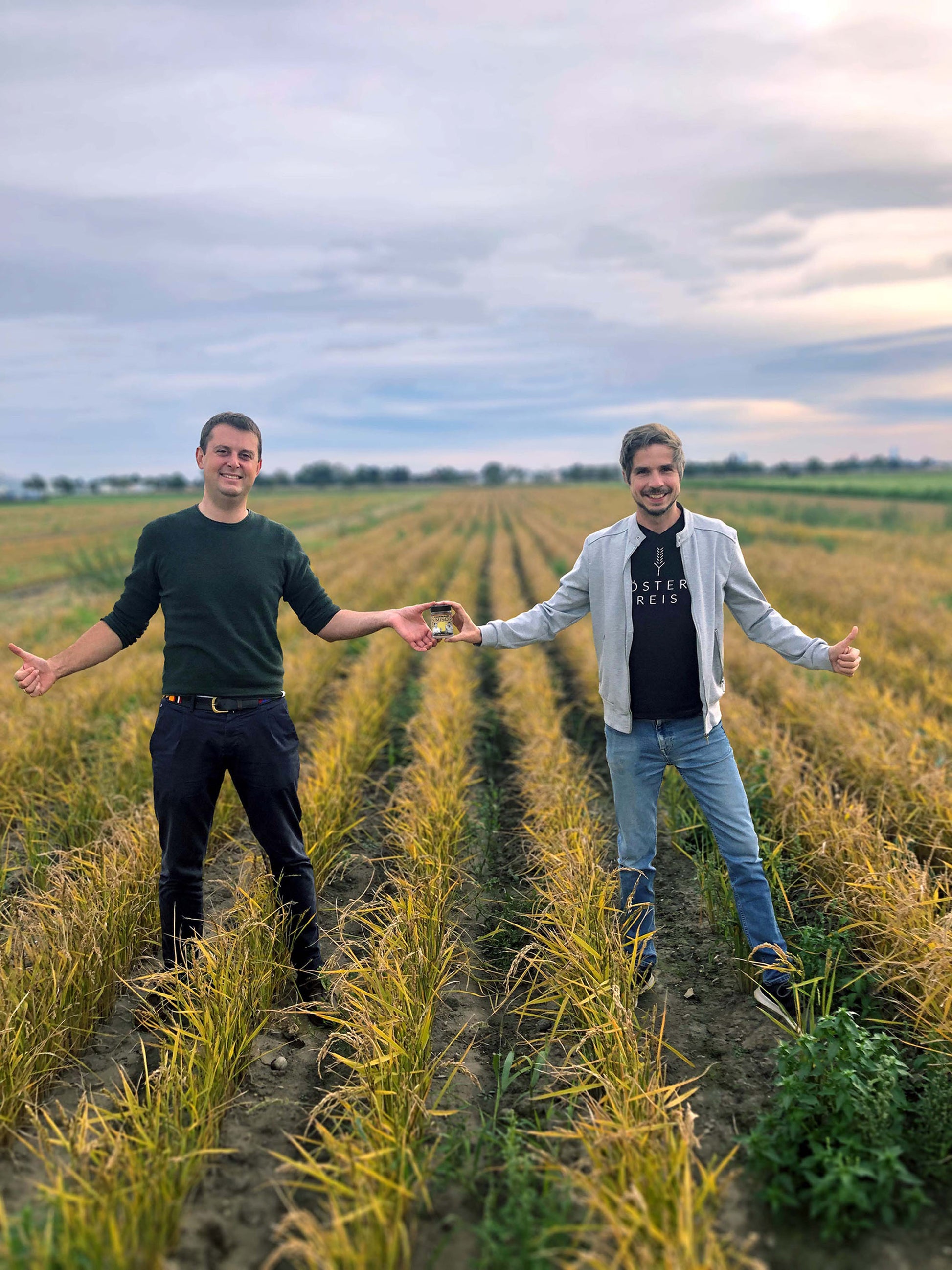 Genusskoarl und Österreis präsentieren ihr Shiro Miso auf einem Reisfeld in Gerasdorf Niederösterreich