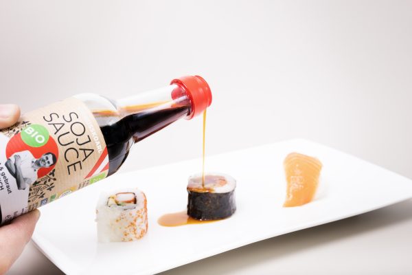 Sojasauce wird auf Sushi geleert. 